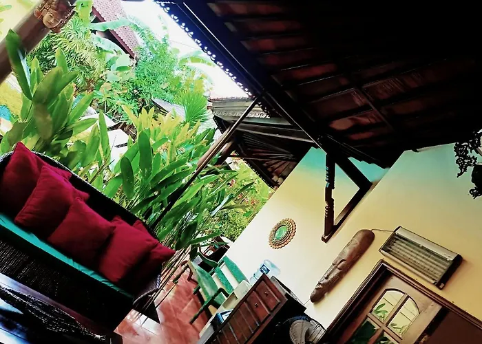 Layang Bulan A Homey For Men Near The In North Kuta ベッド・アンド・ブレックファスト デンパサール