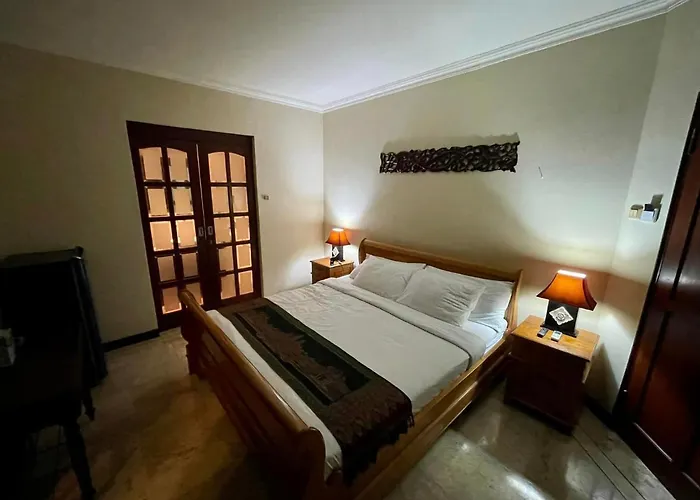 Layang Bulan A Homey For Men Near The In North Kuta ベッド・アンド・ブレックファスト