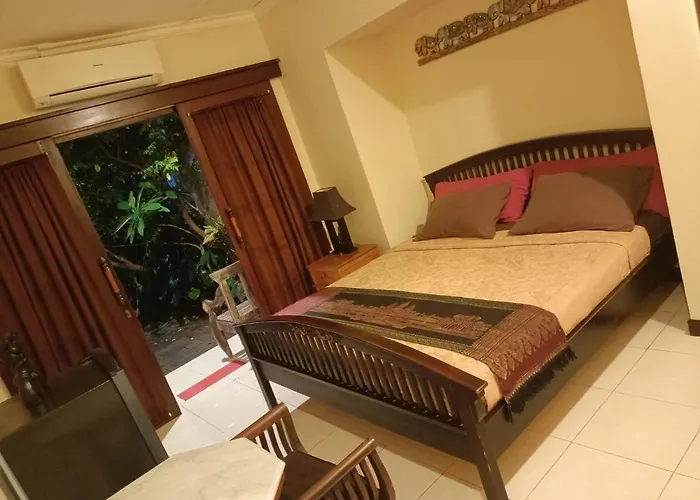 Layang Bulan A Homey For Men Near The In North Kuta ベッド・アンド・ブレックファスト デンパサール