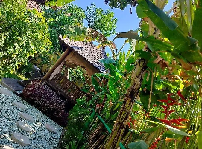 Layang Bulan A Homey For Men Near The In North Kuta ベッド・アンド・ブレックファスト デンパサール