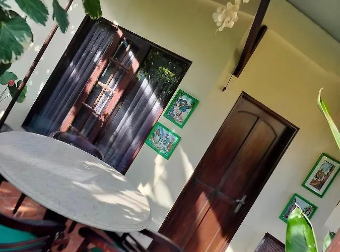 Layang Bulan A Homey For Men Near The In North Kuta ベッド・アンド・ブレックファスト 4*