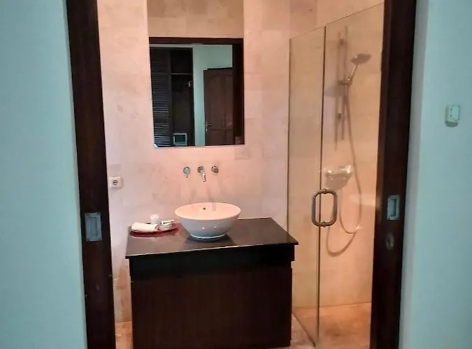 Layang Bulan A Homey For Men Near The In North Kuta ベッド・アンド・ブレックファスト