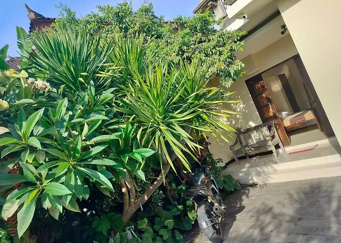 Layang Bulan A Homey For Men Near The In North Kuta ベッド・アンド・ブレックファスト